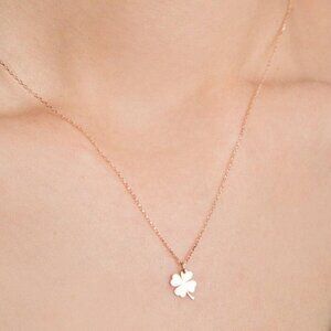 Chic Gold Clover Pendant Necklace